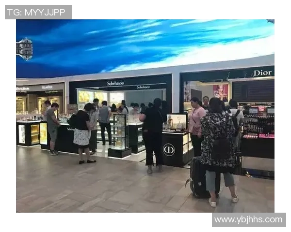 中国足球球星现身市区逛街画面真实呈现引粉丝热议