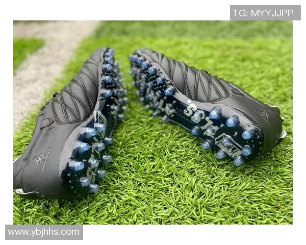 球星绿色足球鞋上脚效果展示引领时尚潮流运动风尚